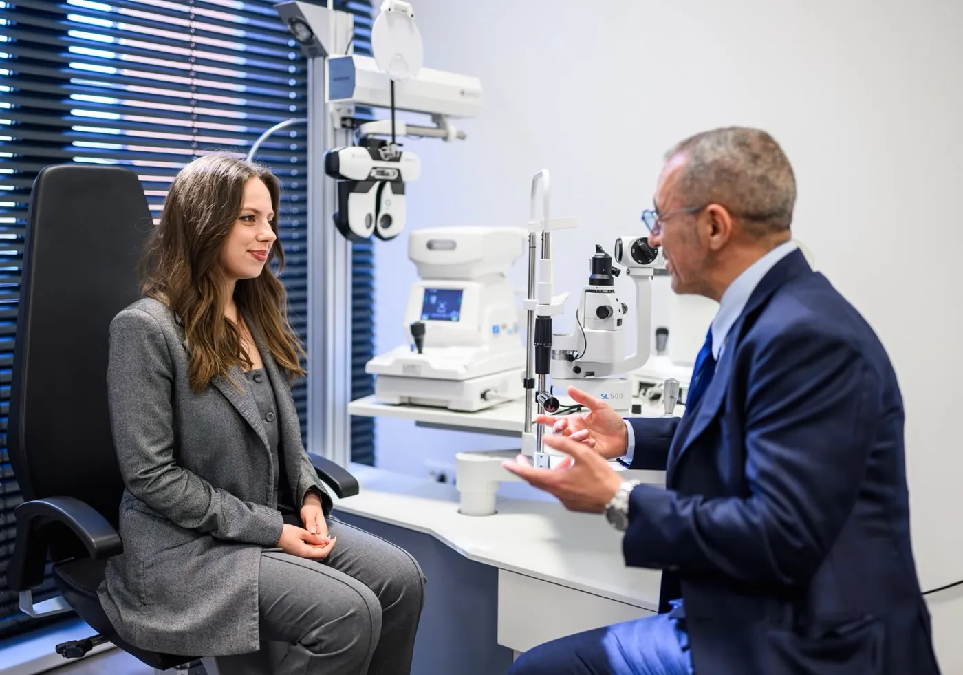 Examinare la biomicroscop a unui ochi roșu — Mrini Eye Hospital